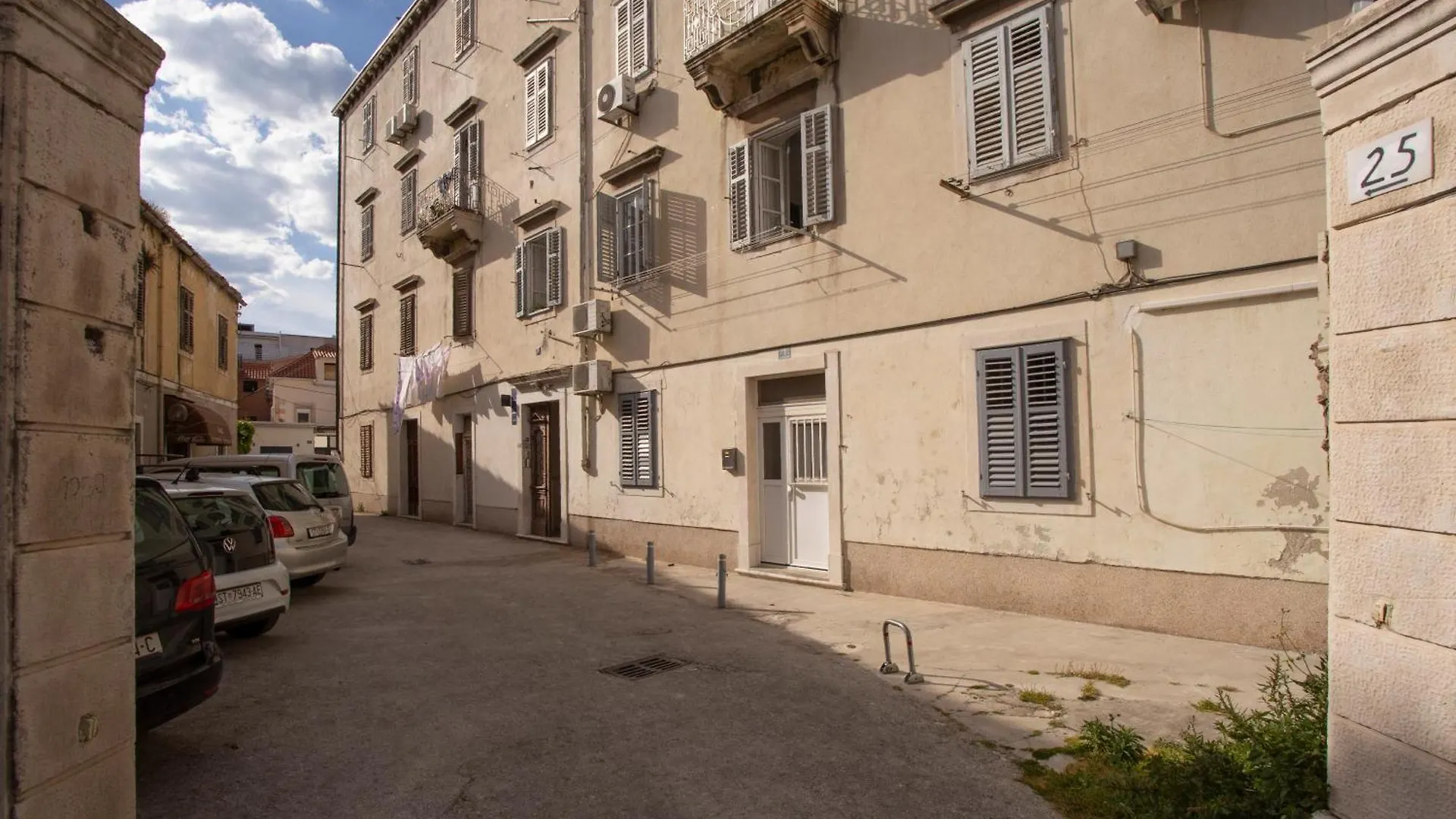 Old Town Historic Core Split Apartment